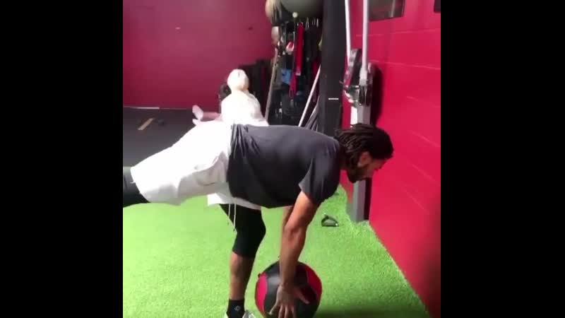 Деррик роуз совместно со своей дочерью поддерживаю форму во время карантина 💪🏻