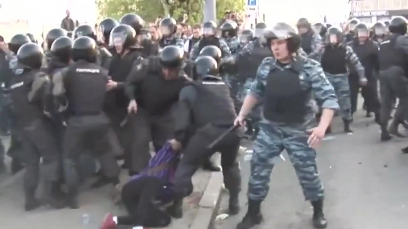 Полицай пинает задержаную девушку в паховую область
