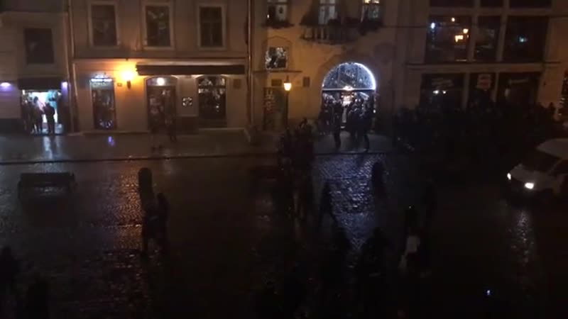 В центра львова во второй раз подрались футбольные болельщики