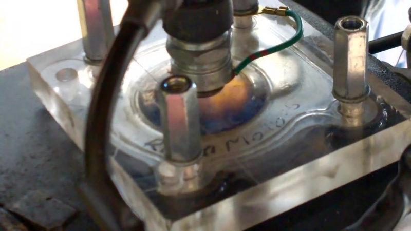 Прозрачная голоа цилиндра на мопеде