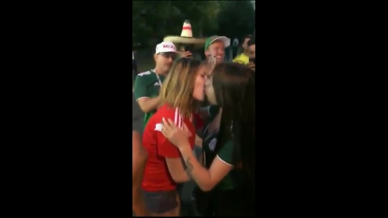 Болельщицы россии и мексики скрепили дружбу народов страстным поцелуем