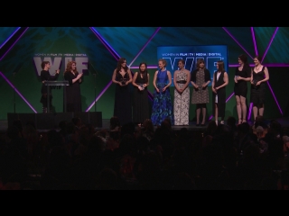 Kristen stewart e stephenie meyer nos the women in film 2015 crystal + lucy awards (16 06 2015)