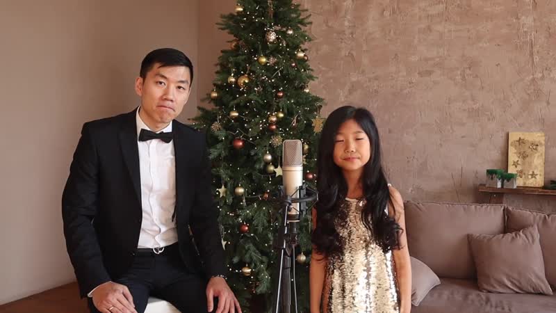 Папа и дочка с новым годом папа 🎄поют круто 👍 слушаю с удовольствием 😍 в тысячу раз лучше, чем многие на телевидение😜
