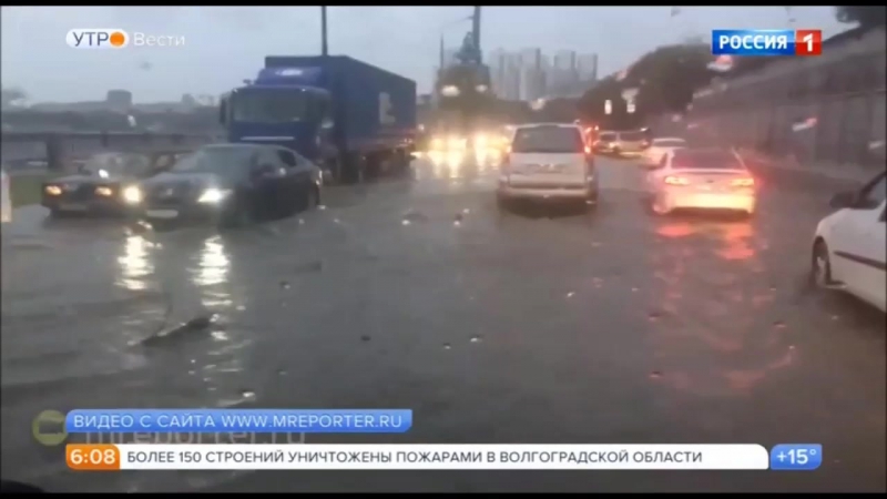 Коммунальщики устраняют последствия непогоды в москве