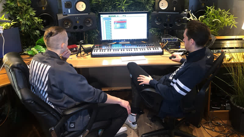 Прилетел в лондон к известному музыканту sigala [по студиям]