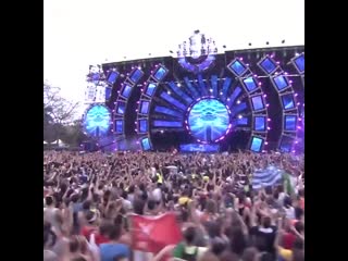 Nicky romero playing 'booyah' at ultra 2014