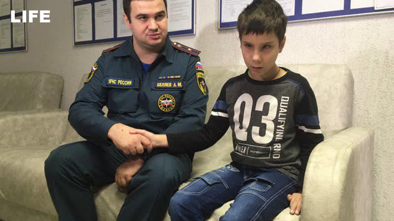 Слепого мальчика, звонившего в мчс от одиночества, навестили пожарные