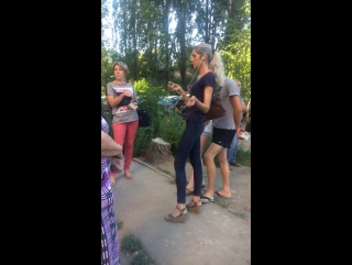 Неадекватная девушка разбила стекло иномарки бутылкой и станцевала