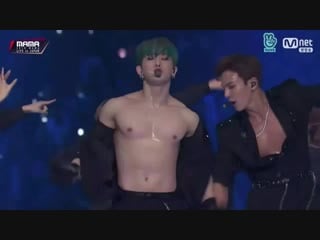 [181212] wonho ripping his shirt off @ mama 2018