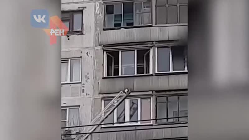 Соседи через балкон спасли молодые с горящей спиной из пожара
