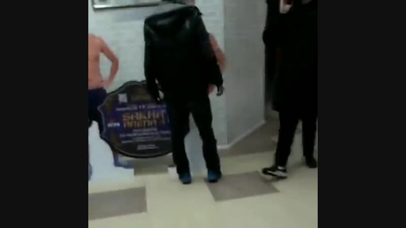 Быкует на манекены борцов в центральном