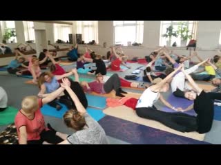 Парная йога и игрушки