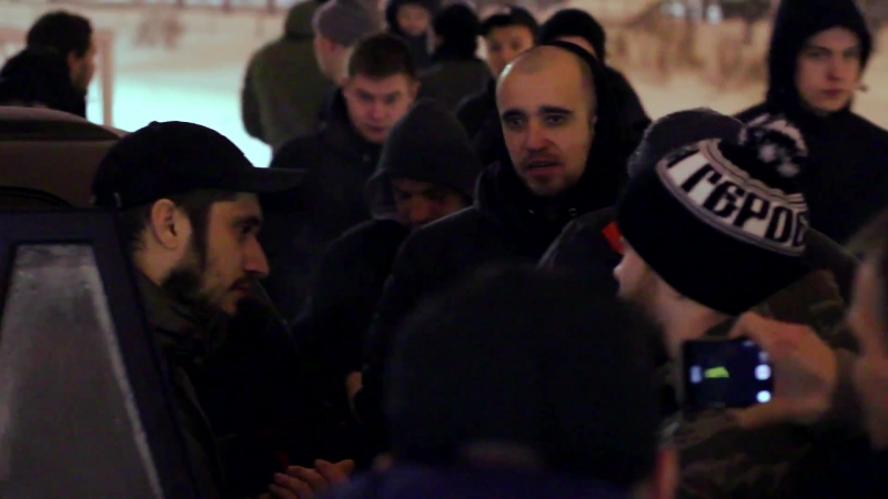 На пашу техника толпой напали в воронеже и заставили извиняться [рифмы и панчи]