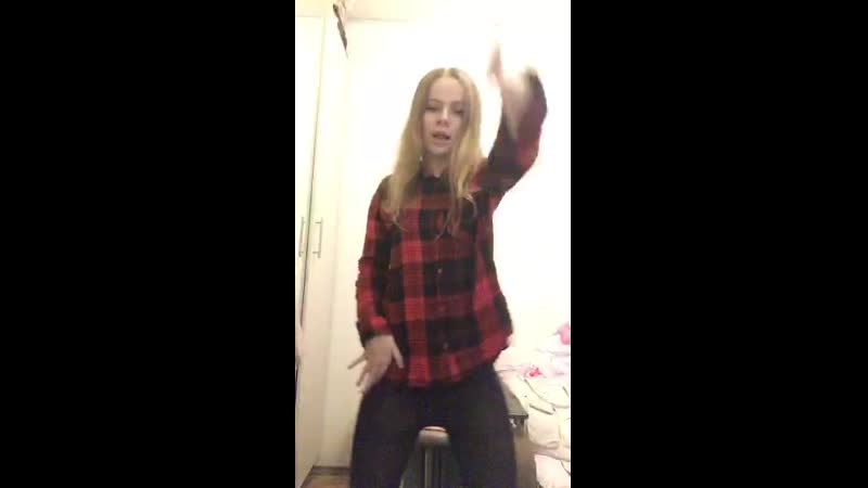 Periscope porn video – Малышка танцует в колготках и шортиках (перископ/periscope)