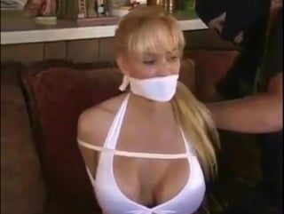 Мужчина связывает красивую девушку вереой