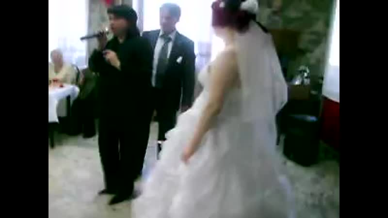 Два больших члена двойным проникают в невесту