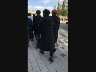 A fan boy called after yeosang and look at his tiny wave