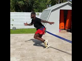 Working on resisted and assisted cross over step with @steelers running back @jaysam