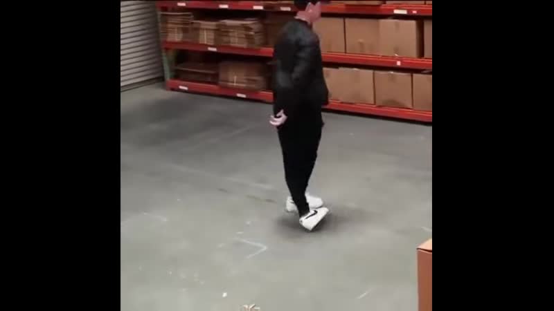 Мама *сынок, на улице гололёд, надень зимние ботинки* я *не, мне в кроссах норм* я на улице