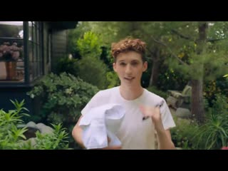 Troye sivan talking about how ariana grande is in person, after being asked on a recent interview to vogue / паблик badi bu ari