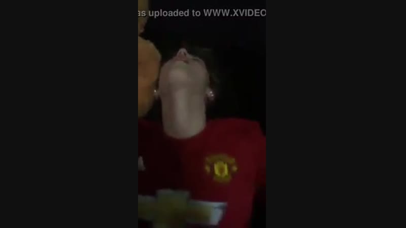 Порно трахнул жену друга шлюшка из группы поддержки Манчестер Юнайтед мастурбирует синим дилдо