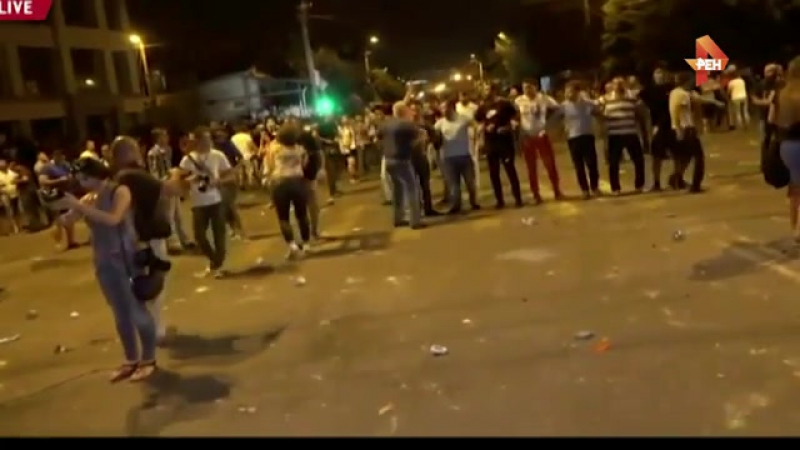 Демонстранты в ереване забросали камнями полицию из за задержания одного из за активистов