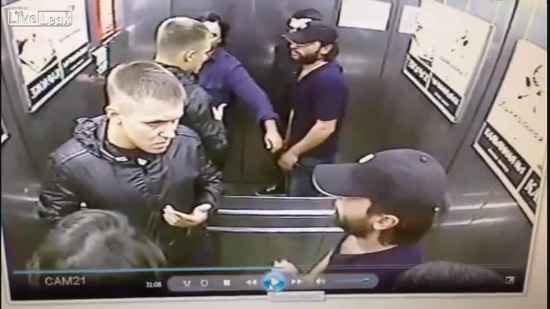 Жесткая драка в лифте, жесть 1vs3