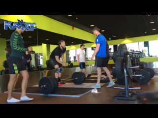 Weightlifter cant lift as much as he thinks and kos himself