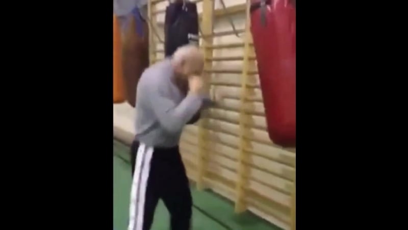 Олдскул! 75 летний дед работает на мешке