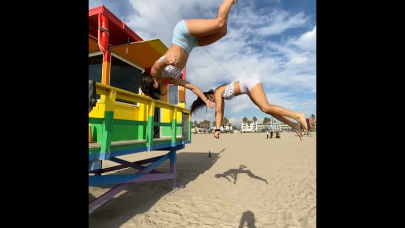 Подружки прыгают сальто назад со спасательной будки 🔥