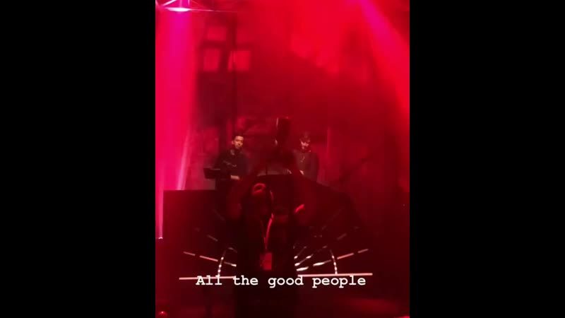 Берен и кенан танцуют