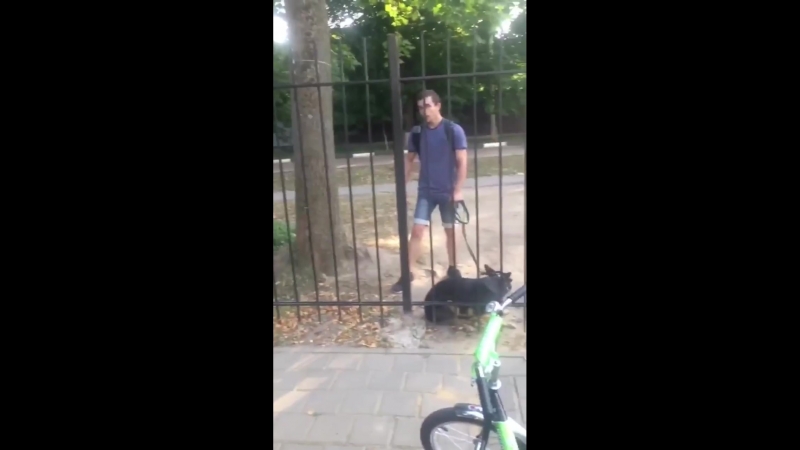 Дегенерат из орла избивает свою молодые