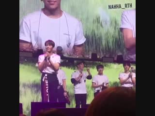 [181221] hotshot fanmeeting in seoul junhyuk congratulates taehyun with solo