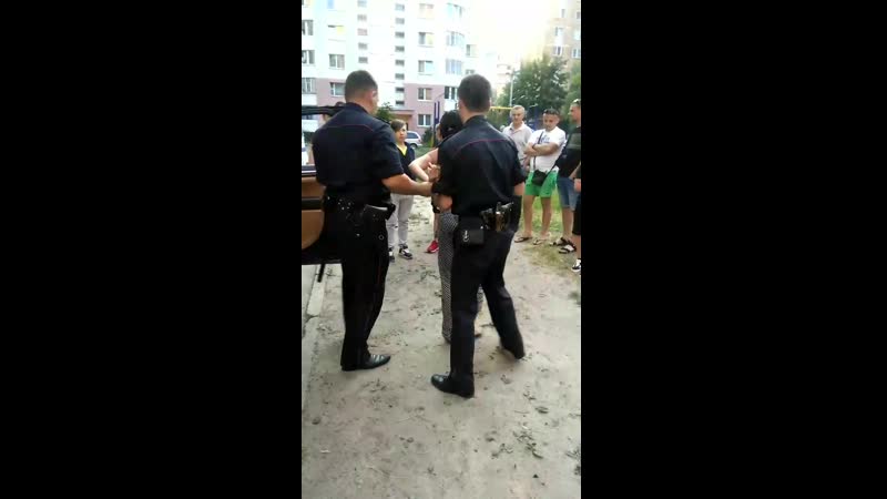 Пьяная полуголая девушка на порше повредила чужое авто