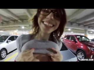 Брюнетка получает оргазмы от кривого пениса друга