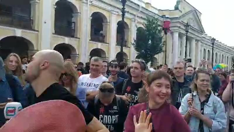 Тем временем в питере одиночные пикеты переросли в зажигательные танцы