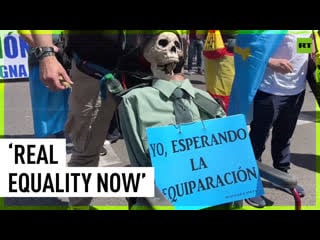 Thousands of police officers march in madrid demanding decent salaries & pensions
