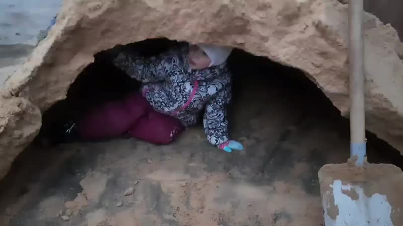 Забралась в пещеру