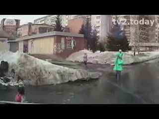 Будни ада весна в томске в луже на дороге оказалась глубокая яма, в которую провалился