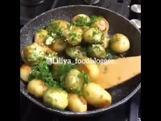 Молодая картошечка с чесночком и укропом