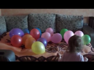 Играем с воздушными цвета)))playing with balloons learning the colors)))