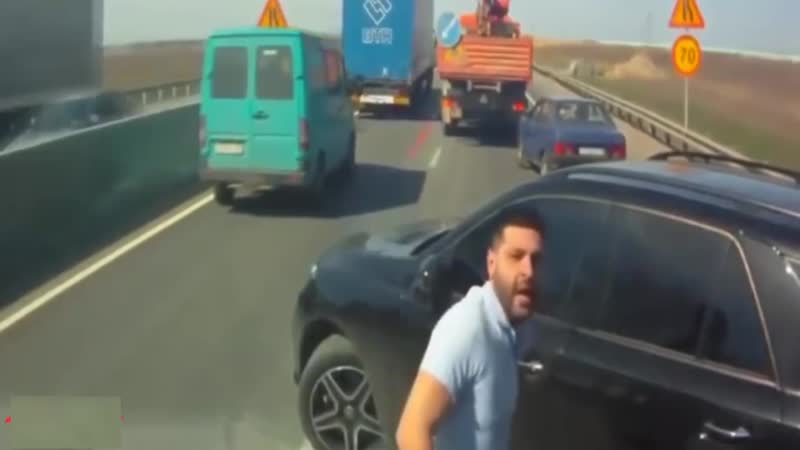 Каазец нагло выехал на обочину, чтобы объехать пробку, но там ехала фура которая не уступила ему дорогу