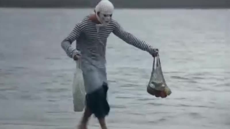 Ахахах) бабка с авоськами (2маши босая)