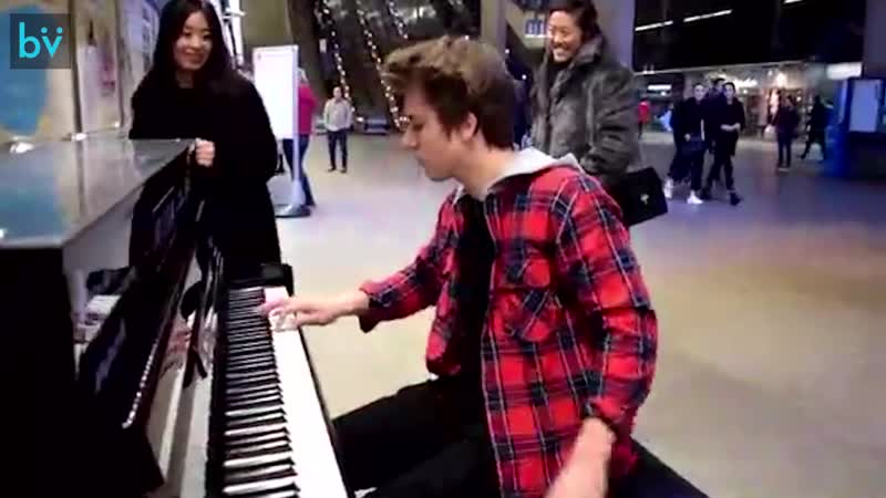 Круто сыграл "dance monkey"