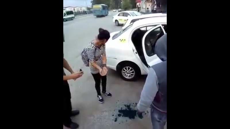 Таксист заставил облиться зеленкой девочек за неоплату проезда