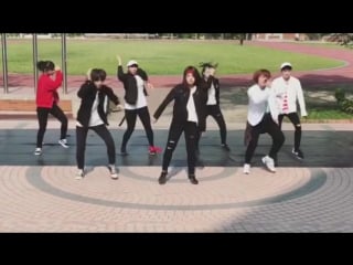 Корейские школьники танцуют под bts