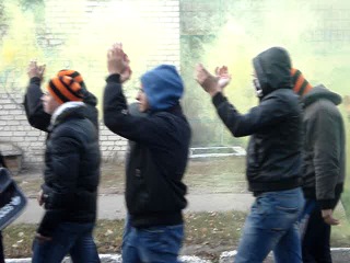 Шахтеры после "забоя" идут домой