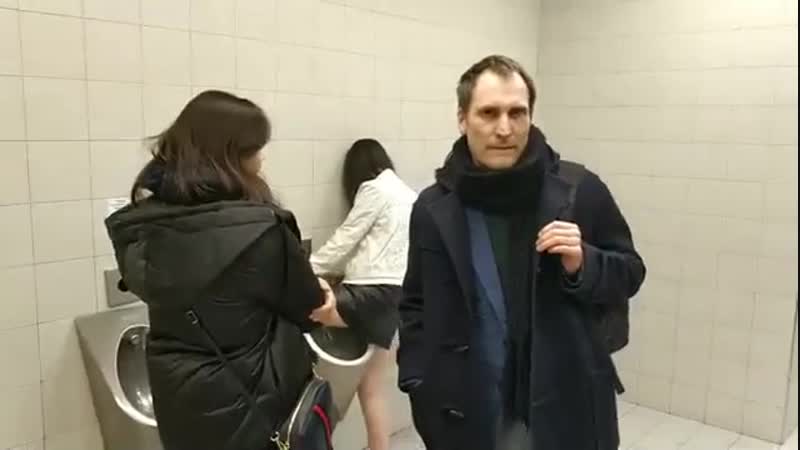 Crazy news now ( mass media &amp; video) справляет нужду в мужском туалете