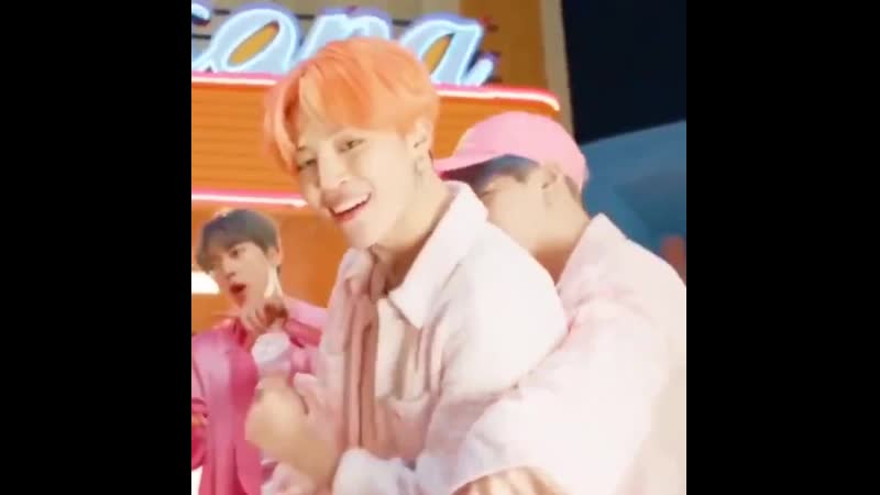 • yoonmin • юнги сзади трется об чимина, пожалуй это все, что вам необходимо знать