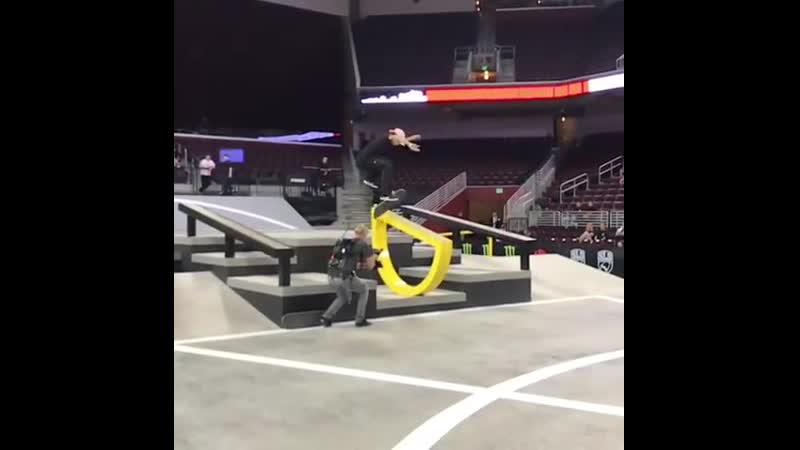 Gustavo ribeiro / 9 club / 360 flip nosegrind